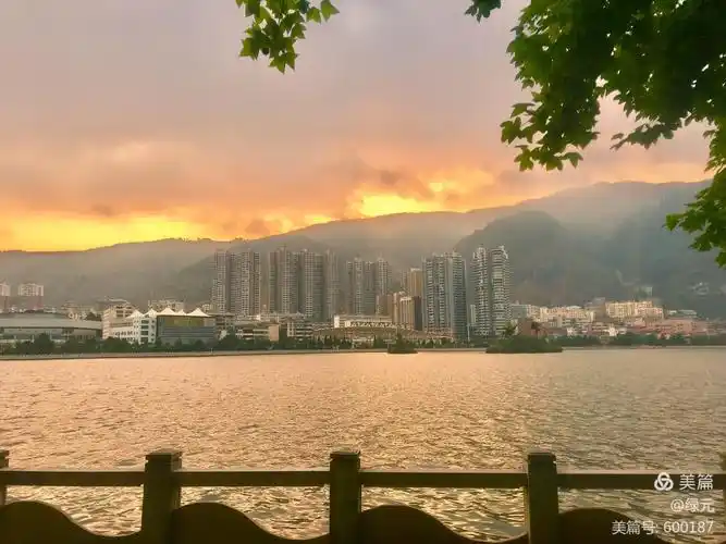 其它 夕阳如画 小城披霞 写美篇    一场雨后,个旧湖的上空上演"大片"