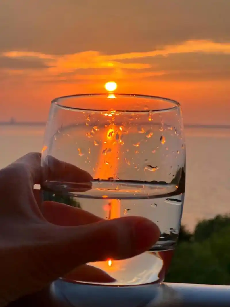 醉了|一杯敬过往,一杯敬明天～ 落日 酒 干杯 夕阳余晖 手机摄影 创意